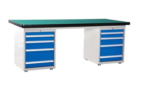 Station table for the work desk of the heavy electrician's desk fitter