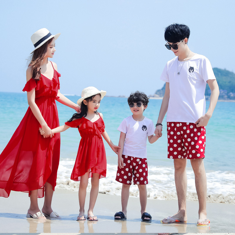 Cha mẹ con đi biển đi nghỉ hè bên gia đình 2018 hè mới mẹ và con gái lưới đỏ váy gia đình ba bộ quần áo gia đình