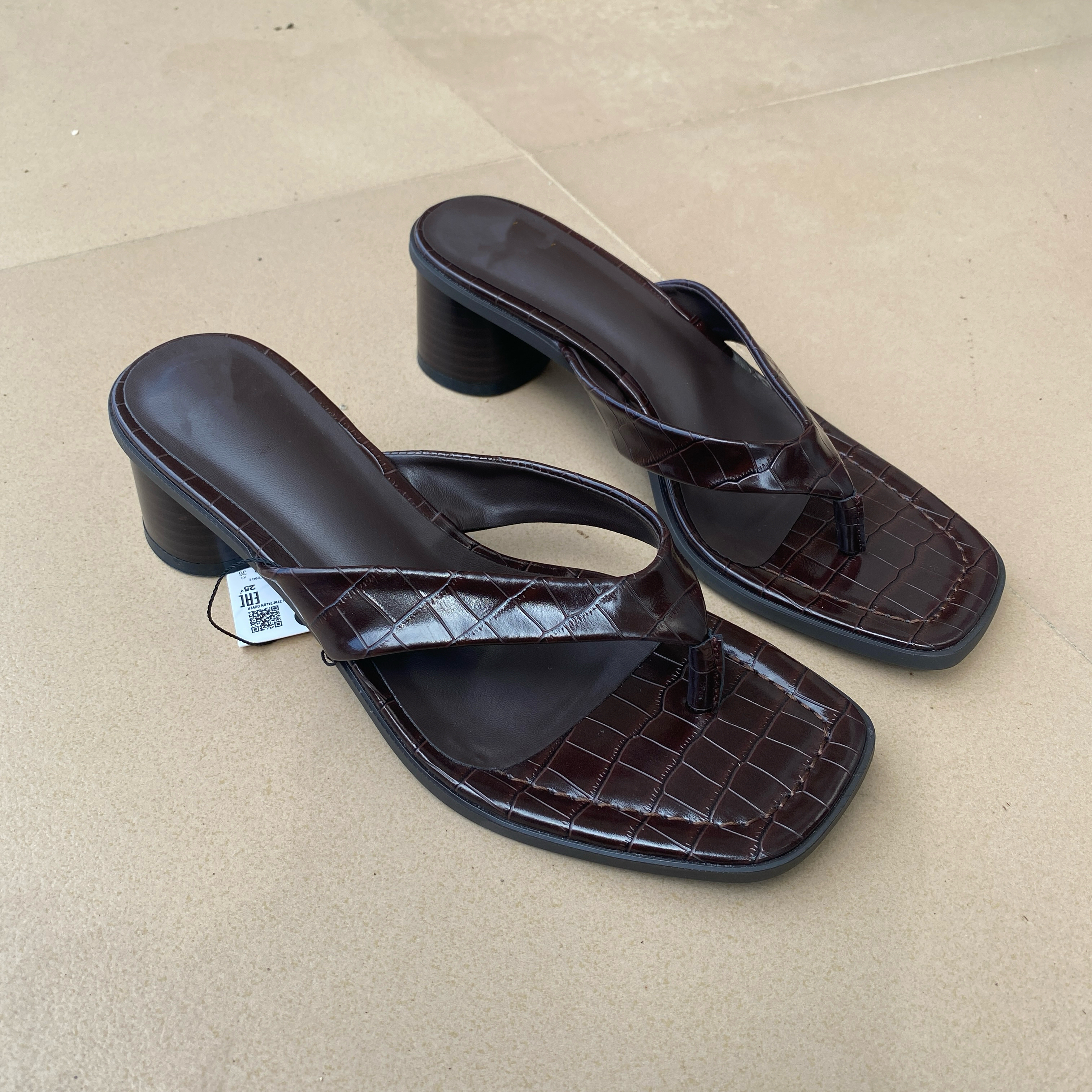 欧货2025新款女款分趾人字拖：时尚与功能的完美融合