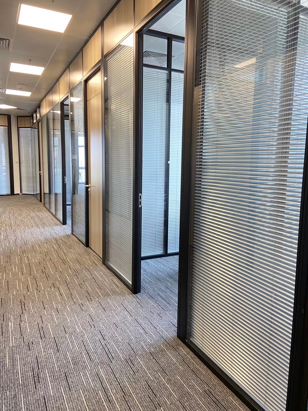 Guangdong glass partition wall office high partition aluminum alloy double glass louver finished product Guangzhou tempered glass partition