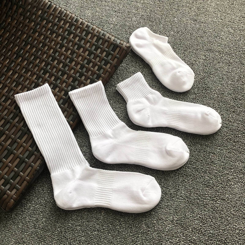 4 Pairs of Men's Sports Basketball Towel Socks in Various Lengths, Black and White, with Thickened Bottom for Shock Absorption, Sweat Absorption, and Warmth 4 Pairs of Men's Sports Basketball Towel Socks in Various Lengths, Black and White, with Thickened Bottom for Shock Absorption, Sweat Absorption, and Warmth