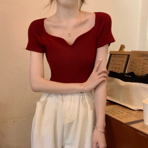 Красный трикотажный свитер, квадратный вырез, облегающий крой, французский стиль