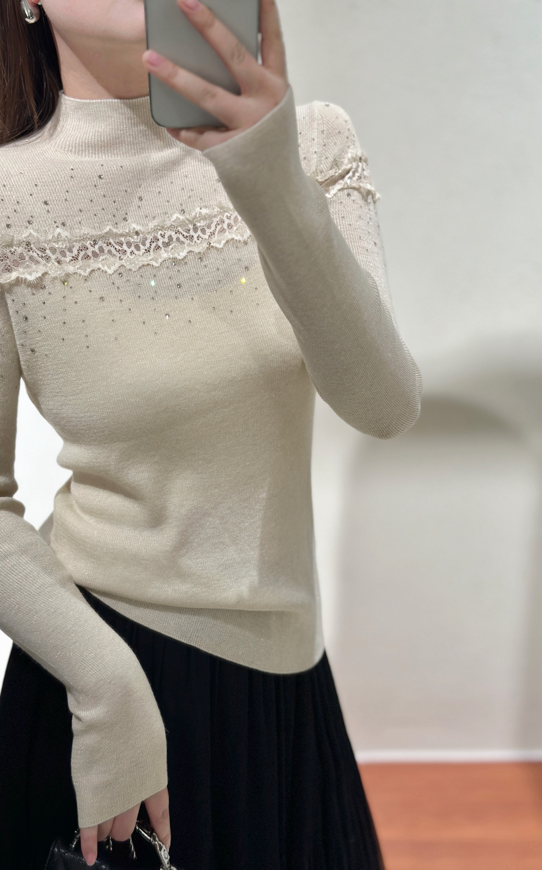 2025年半高领网纱蕾丝打底衫：洋气又高级的新款如何选？