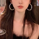 Дизайнерские серьги, модный аксессуар, тренд сезона, 2025 года