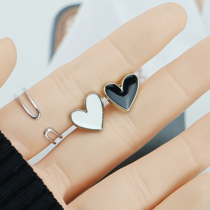 New Heart-Shaped Oil-Drip Metal Buttons, Fashionable and Versatile, for Women's Tops, White Shirts, Dresses, and Sweaters