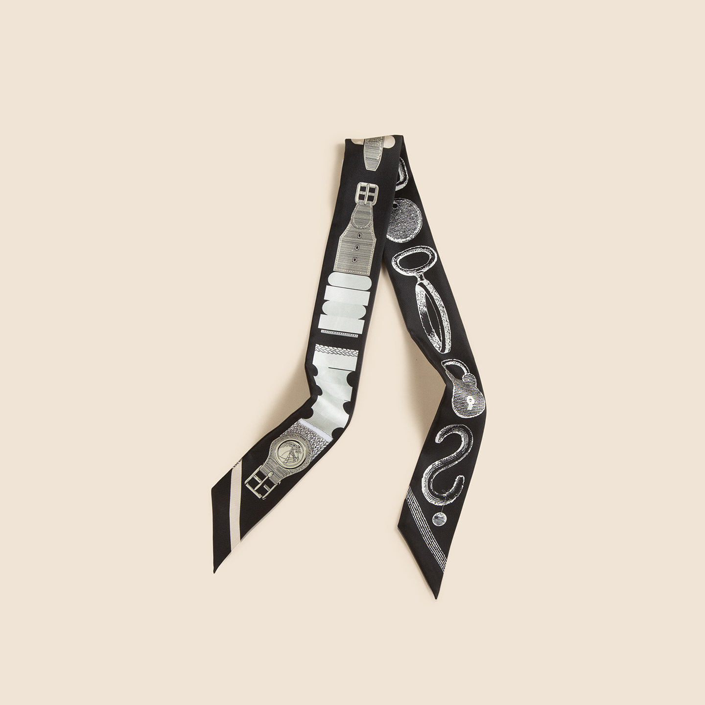 乗馬用具にまつわる物語を詩的に綴った作品。100％桑蚕シルクツイルのスカーフ、バッグハンドルリボン、ヘアタイリボン。