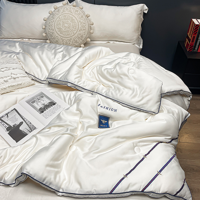 A class of 80 high - end soybean fiber quilt U bai pearl is thickened in the winter of the core and heating stereo is fourth season