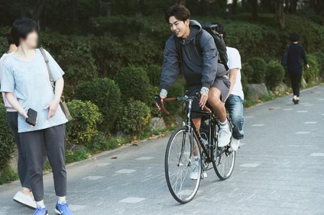 Nan Zhuhe với cùng một đoạn Zheng Junheng Li Kinh Thánh tạ cổ tích vàng Fufuzhu áo len áo Ông Bo cô dâu áo len nam hàng hiệu