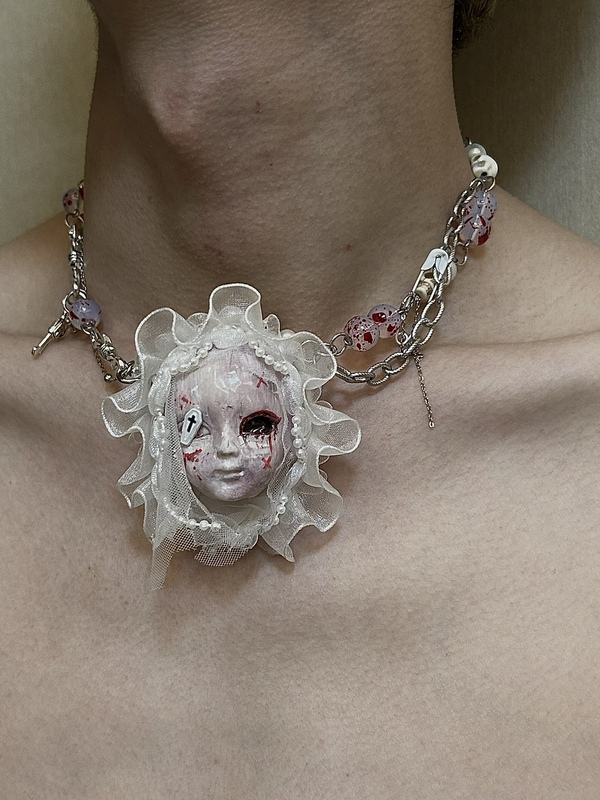 【Maoniu】Bleeding Effect Dark Gothic Bloodied Doll Head Necklace Coffin Accessory Pain Aesthetics Choker