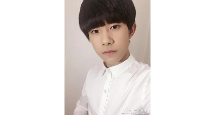 TFBOYS Wang Junkai Wang Yuan Yi Qian Qianlong với cùng một bộ quần áo học sinh nam và nữ tay áo dài trắng áo tốt nghiệp ảnh thủy triều áo sơ mi nam trắng