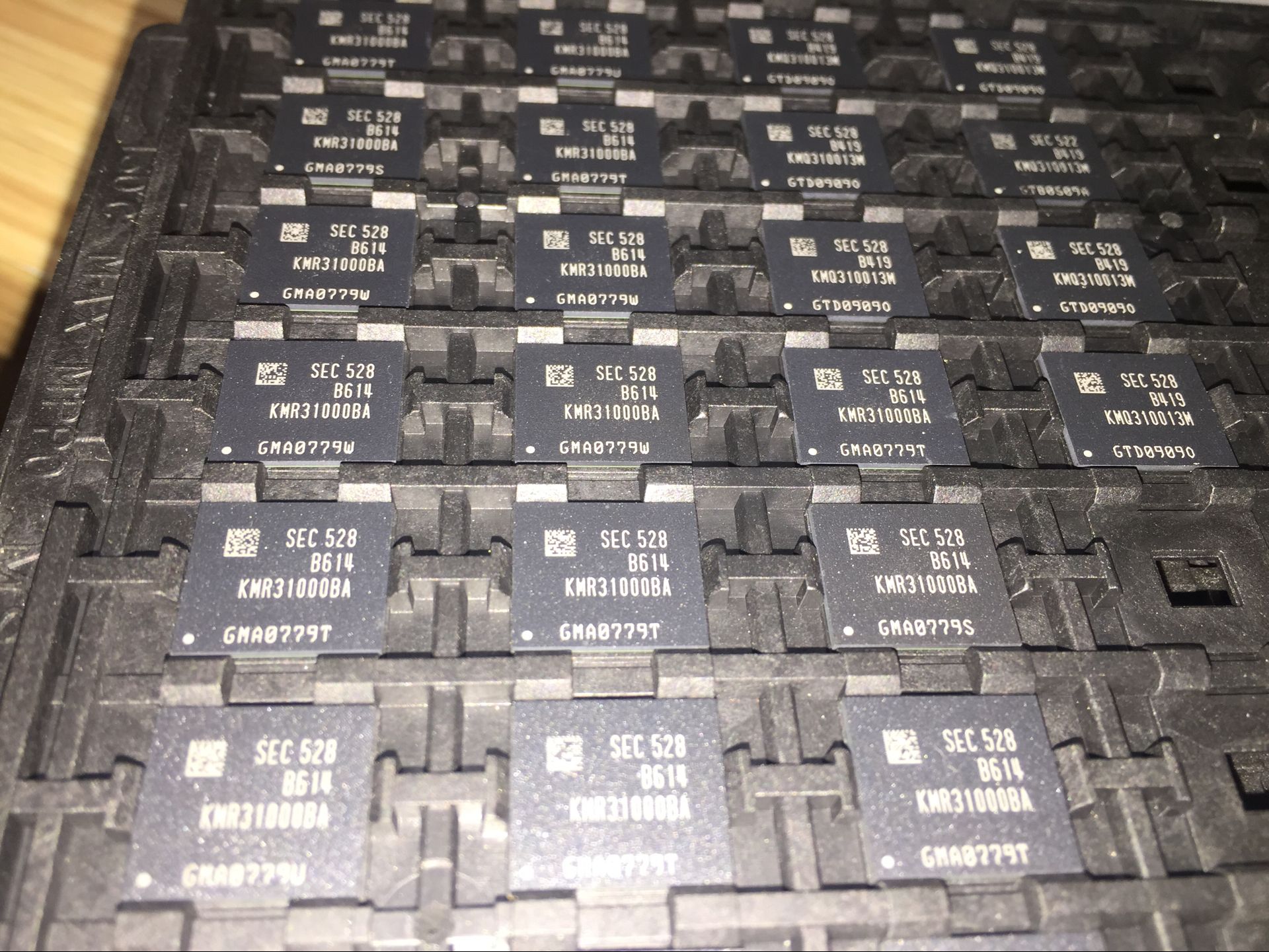 KMR31000BA-B614 BGA SAMSUNG original spot