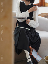 Line drawing Renaissance South France retro design black wooden ear lace-up waist slim vest skirt girl