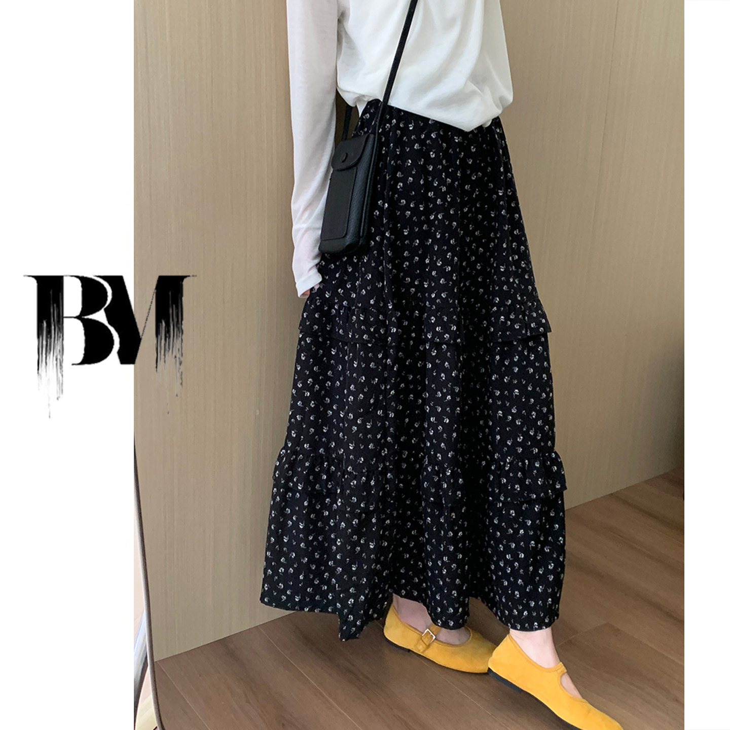 黒のフローラルプリントのミディスカート。春秋新作、プラスサイズ、ゆったりとしたフィット感、スタイルアップ効果、スリムに見えるAラインスカート。小柄な女性に最適です。