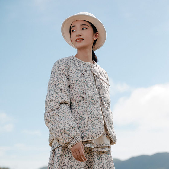 Yichenghuayi 2023 겨울 새로운 스타일 문학 중국어 꽃 레이스 디자인 여성을위한 긴팔 짧은 다운 재킷