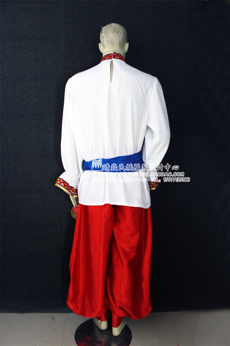 Trang phục dân tộc Qingyi được thiết kế riêng cho trang phục Nga màu đỏ và trắng trên sân khấu biểu diễn múa bộ thổ cẩm