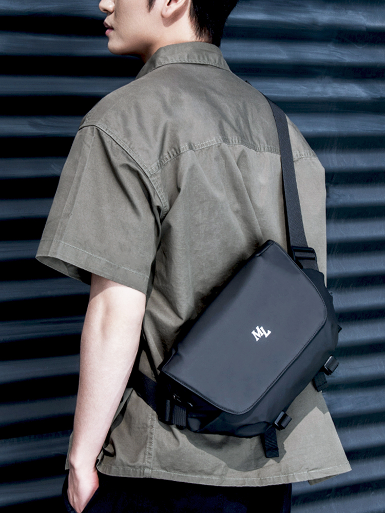 Tide Card Slanted Satchel Bag Men's Bag Functions Postpack Moto Locomotive Moto Locomotive Riding Single Shoulder Bag Magnetic buckle Chest Bag Man-Taobao