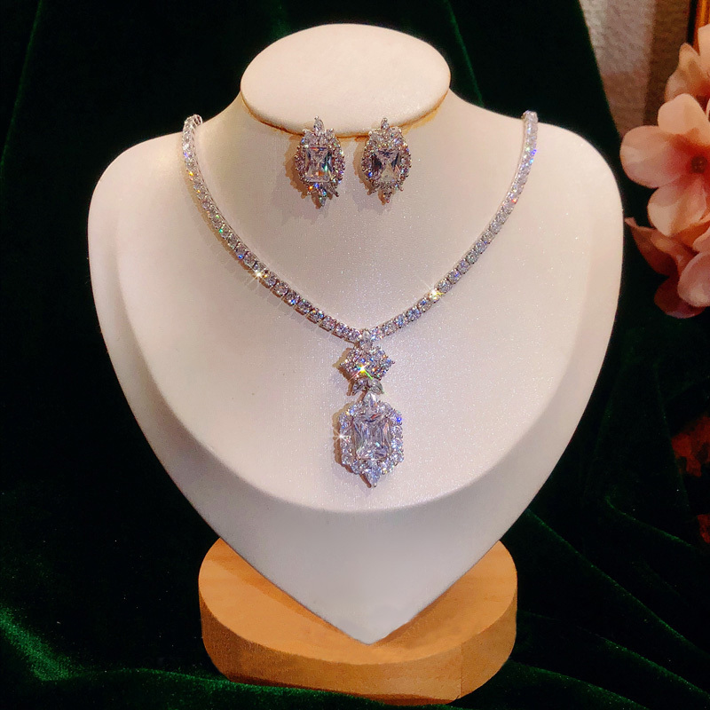 European and American Light Luxury Sparkling Zircon Earrings and Necklace Bridal Set, Versatile and Elegant, Suitable for Wedding Dresses and Formal Occasions European and American Light Luxury Sparkling Zircon Earrings and Necklace Bridal Set, Versatile and Elegant, Suitable for Wedding Dresses and Formal Occasions