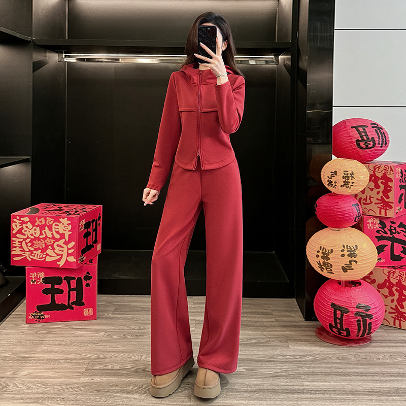 Fashionable Casual Outfit for Women, Age-Reducing and Slimming, Stylish Spring Outfit, Complete Set with Red Sweatshirt and Wide-Leg Pants Two-Piece Set