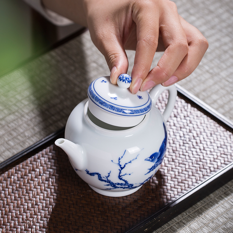 Owl up jingdezhen blue and white porcelain tea sets hand - made teapot from large teapot single pot of pay-per-tweet flowers lines