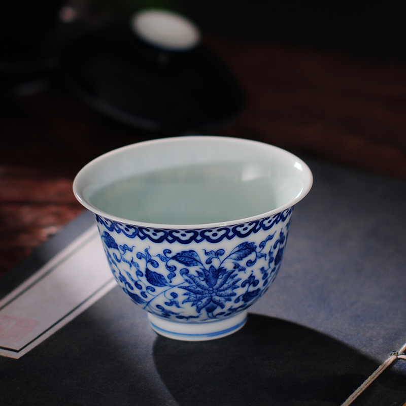 Jingdezhen blue and white ceramic sample tea cup under the glaze hand - made archaize kung fu tea lotus flower master cup single CPU