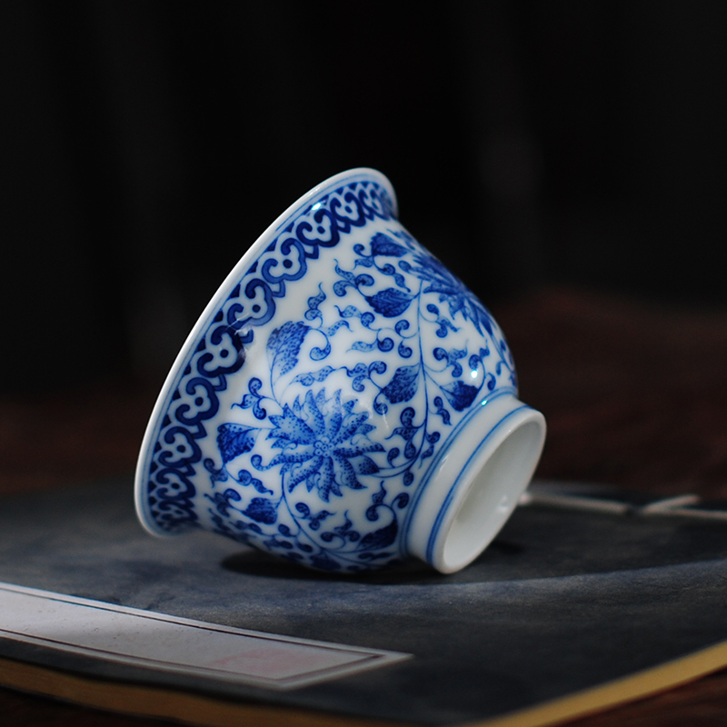 Jingdezhen blue and white ceramic sample tea cup under the glaze hand - made archaize kung fu tea lotus flower master cup single CPU