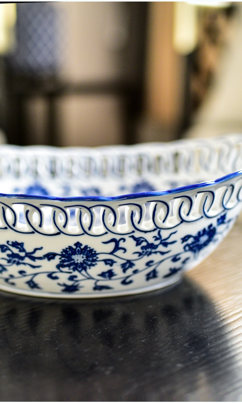 New Chinese style restoring ancient ways of jingdezhen blue and white porcelain ceramic hollow out fruit bowl dried fruit tray table sitting room adornment is placed