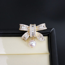 Seiko Inlaid Jewelry Exhibition with square diamond bow brooch Japan Akoya natural seawater pearl pin