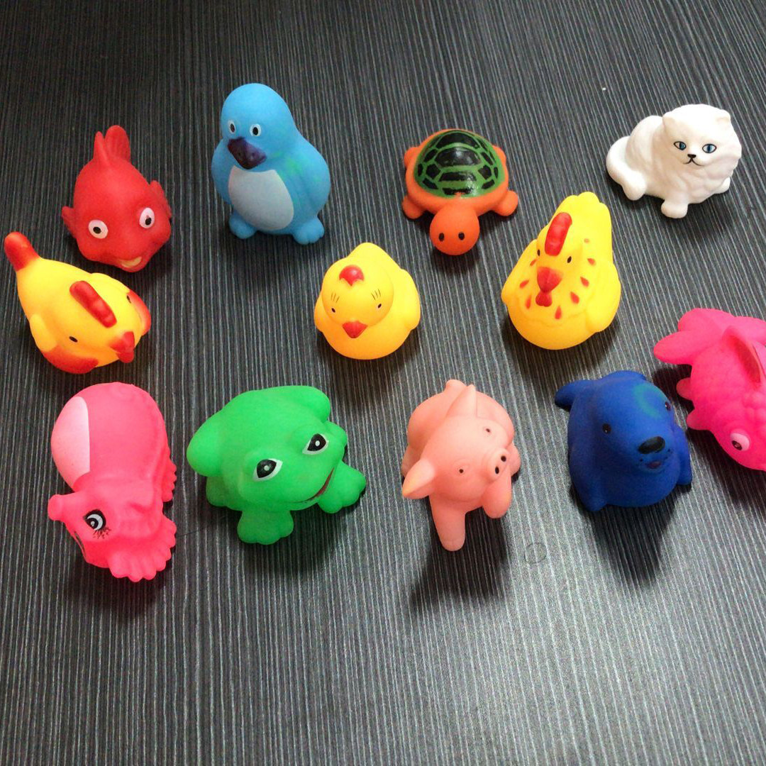 Baby playing in the water pinch called swimming bath small toy handle ball