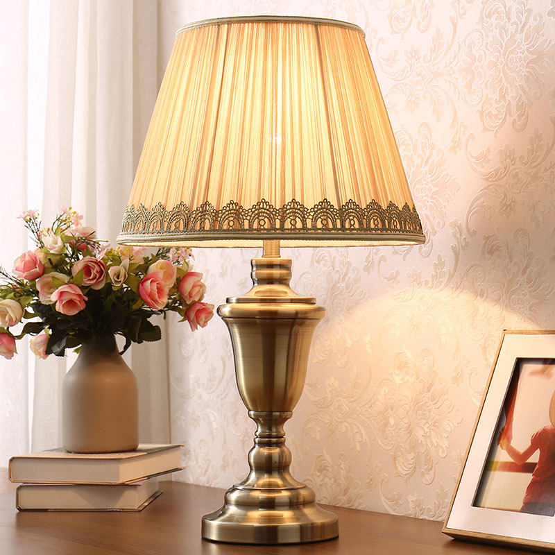 American simple living room lamp Bedroom bedside lamp Study Creative personality Fashion dimming Warm romantic Wedding celebration