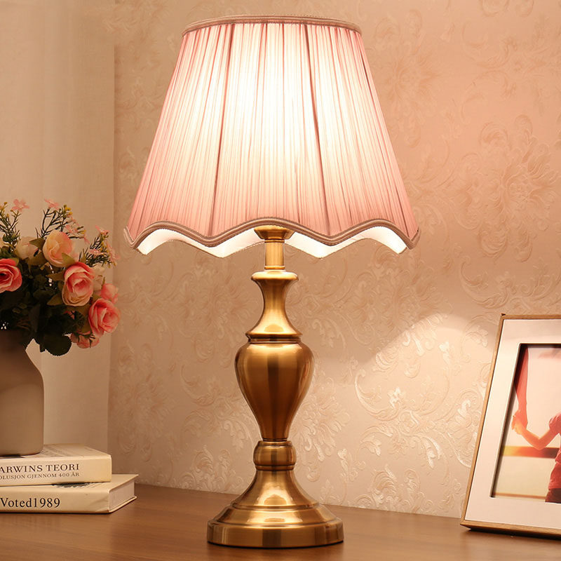 American Simple Modern Table Lamp Bedroom Bedside Lamp Warm Romantic Creative Pink Living Room Study Wedding Room Decoration