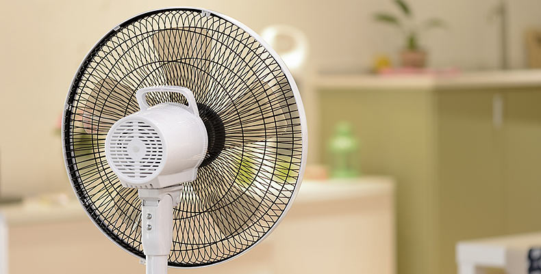 Quạt điện gia đình im lặng Quạt đứng tầng điều khiển từ xa gió tự nhiên máy tính để bàn Nhật Bản quạt điện văn phòng lắc đầu quạt quạt cầm tay phun sương