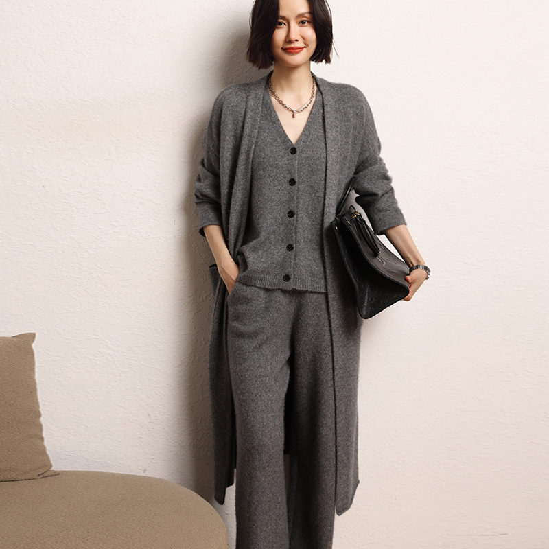 Light Luxury High-End Mid-Length Cardigan Cashmere Sweater for Women, Fashionable Loose-Fitting Lazy Style Knitwear Coat Sweater Light Luxury High-End Mid-Length Cardigan Cashmere Sweater for Women, Fashionable Loose-Fitting Lazy Style Knitwear Coat Sweater