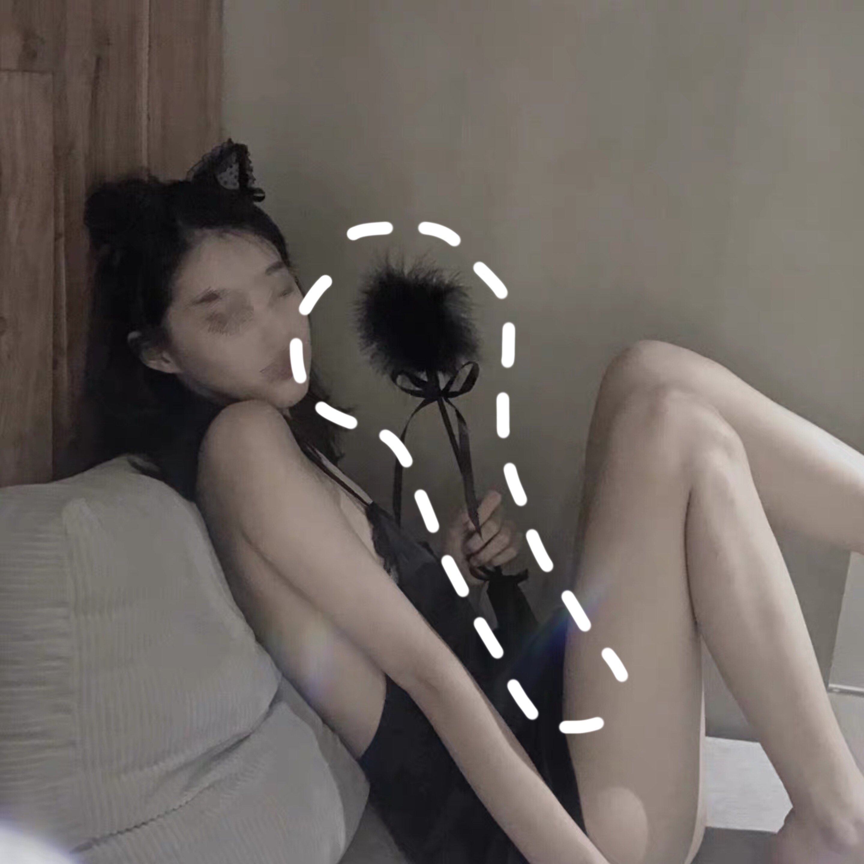 Hold you in my arms: tease him, feather pat, butt pat, couples rushing ducks, good-looking, textured fried chicken sticks