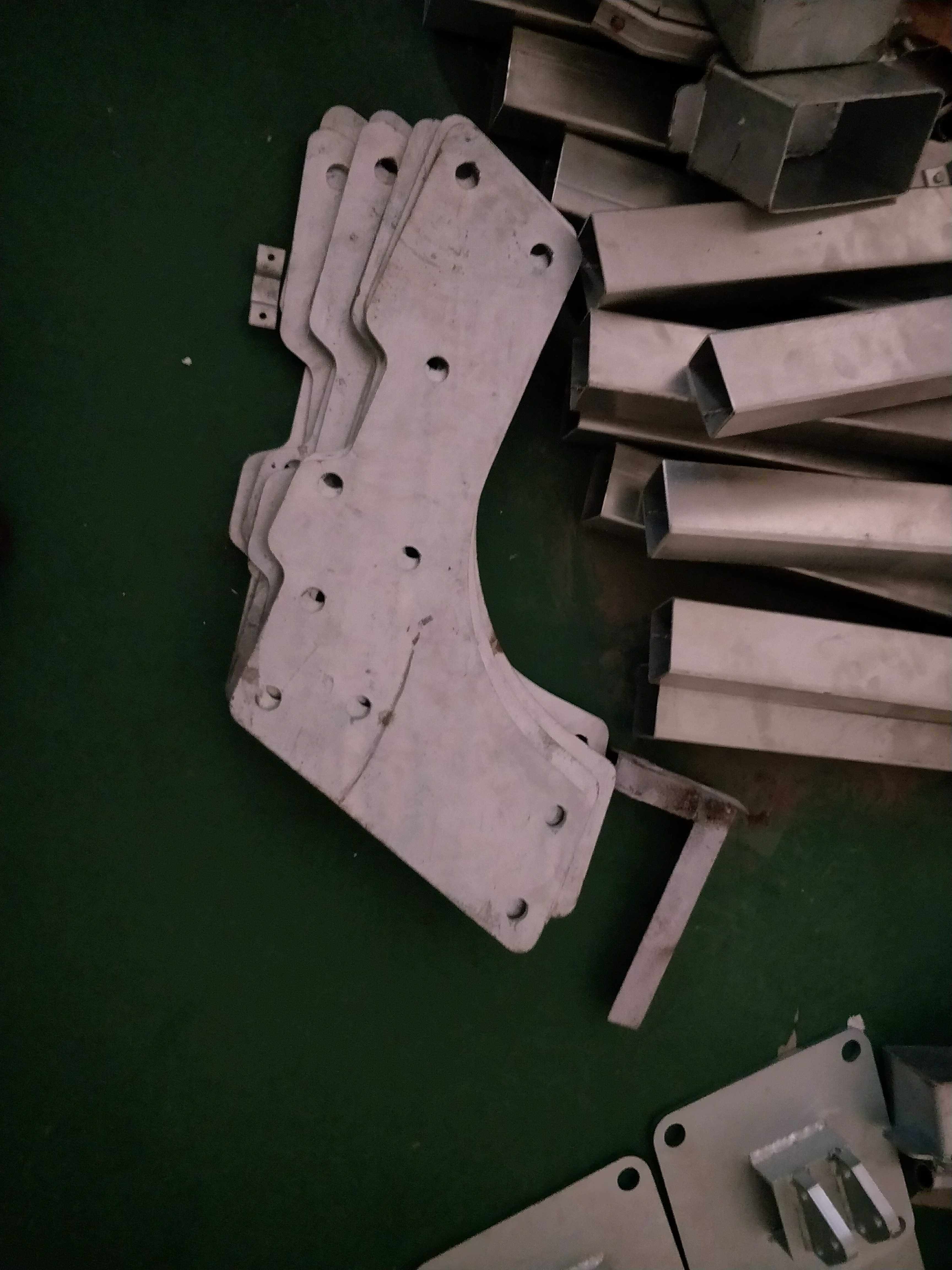 203 aluminium extruded material reinforced with a reinforced plate