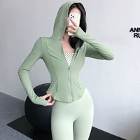 Рукоятка пистолета, толстовка с капюшоном