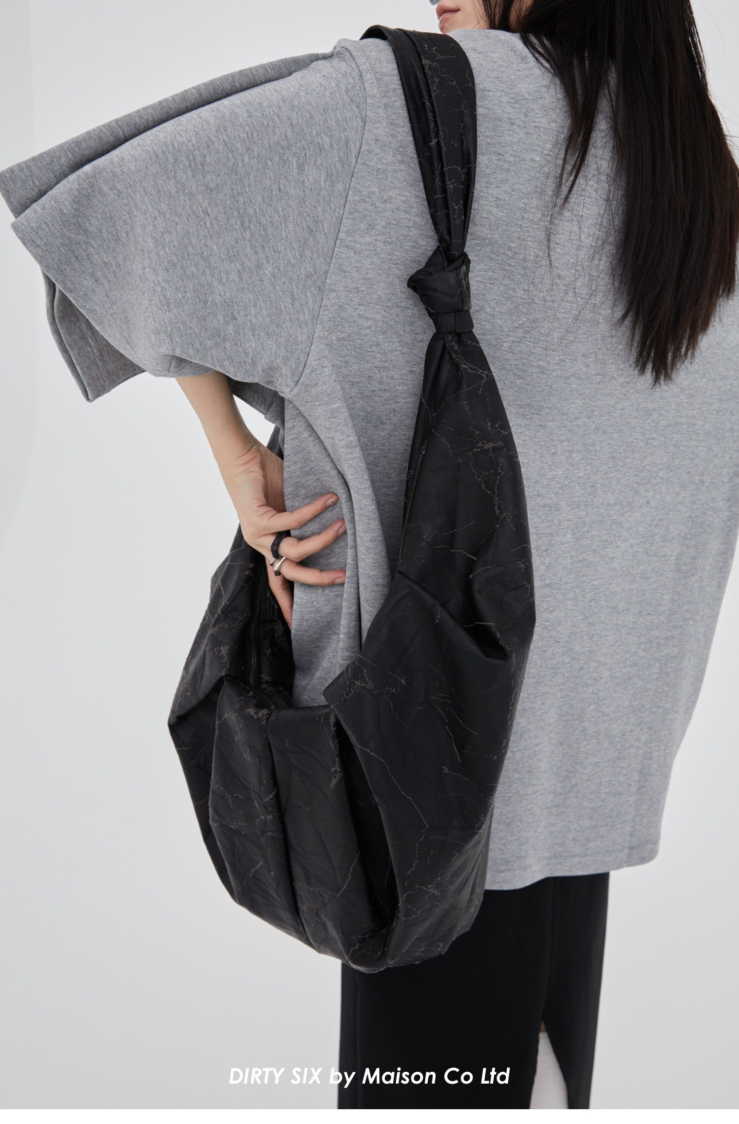 ブラック岩石グレー Whiplash クラックギョーザバッグ オーバーサイズ