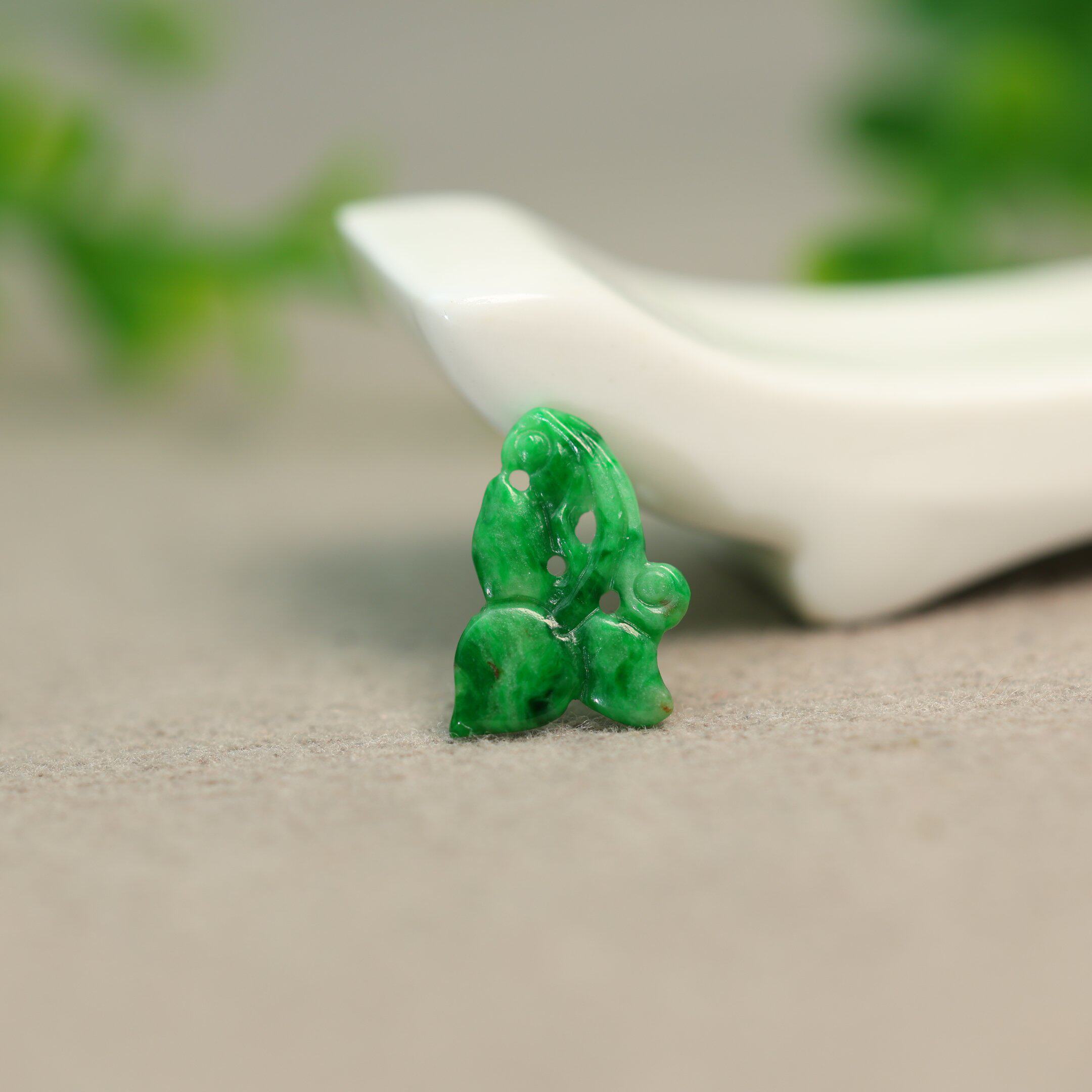 #L703 Full green Burmese natural A-grade jadeite carved ring surface set with ring pendant loose stone