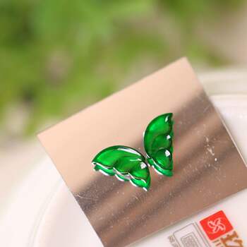 A pair of laokeng ice seeds full of spicy green natural a-grade jade butterfly wings, which can be set with rings, earrings and pendants.