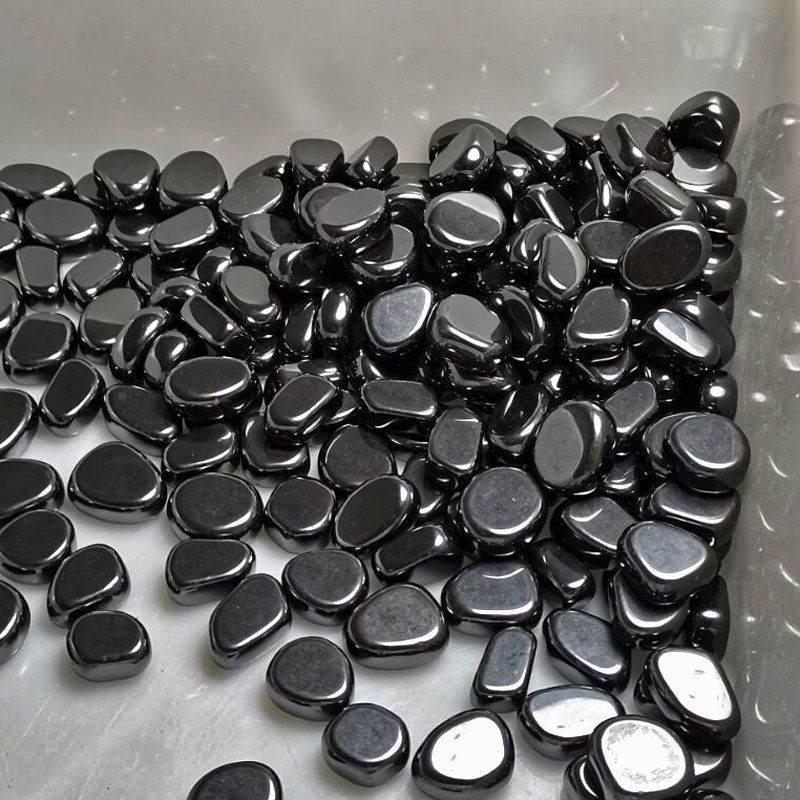 直径20mm、重さ100gの、不規則な形状の天然ヘマタイト製水槽用石。