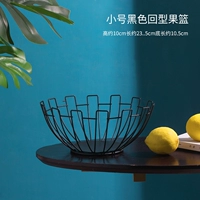 Маленькая черная корзина фруктов