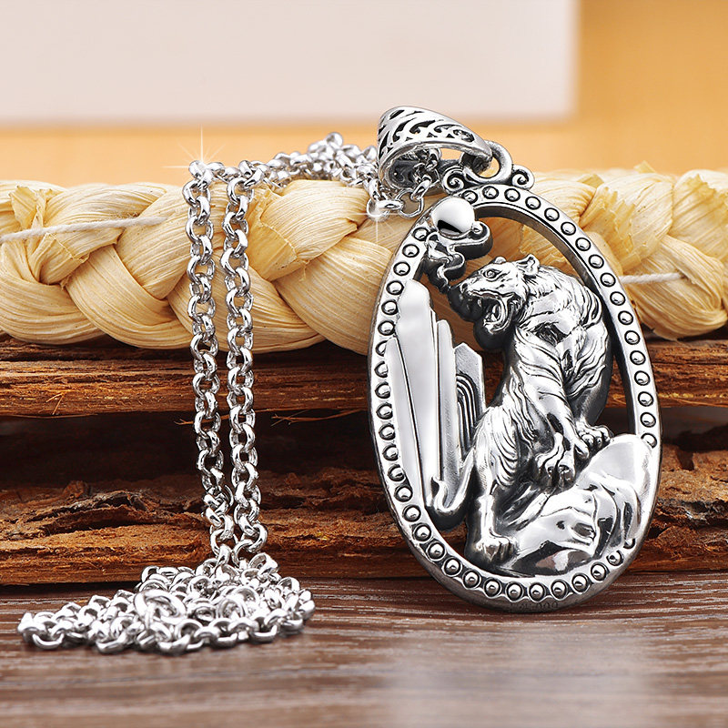 S999純銀製の男性用虎ペンダント。力強い虎の頭をモチーフにしたスターリングシルバーのネックレス。ヴィンテージスタイルで、山を登る守護虎のペンダントです。