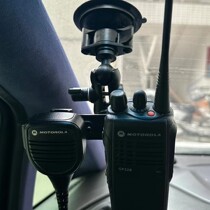 Car walkie-talkie and handheld microphone holder. The large suction cup is firm and cannot be shaken off. Only suitable for glass and smooth surfaces.