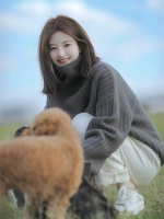 Темно -серой