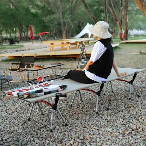 На открытом воздухе складная складка военная кровать Портативная ультра -светло -световая алюминиевая сплава кровать для лагеря дикий вождение в офисе перерыв на обеденный перерыв кровать