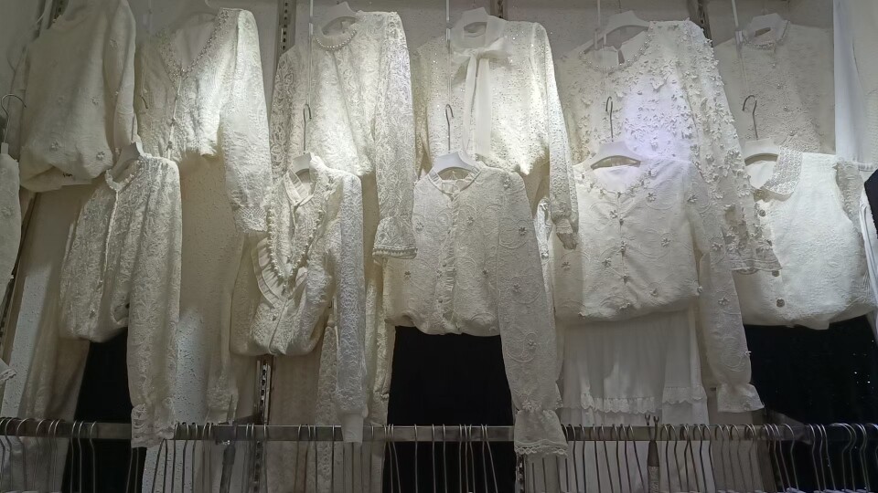 百里挑衣实体女装店