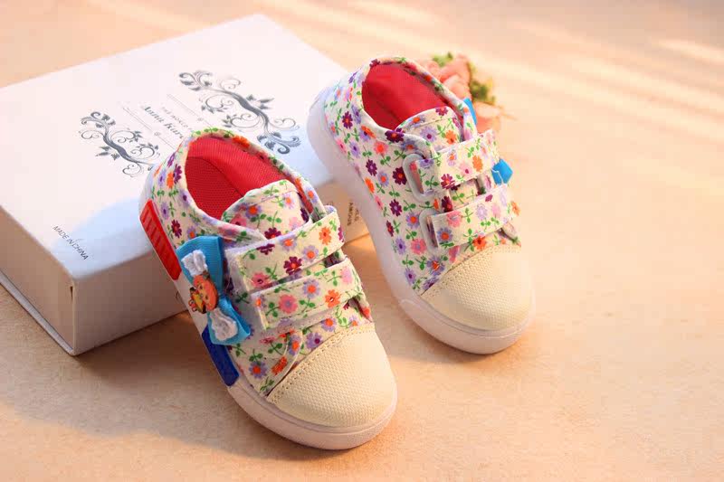 Baskets enfants en autre brodé pour printemps - Ref 988360 Image 9