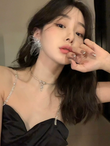 Милые белые дизайнерские серьги, коллекция 2023