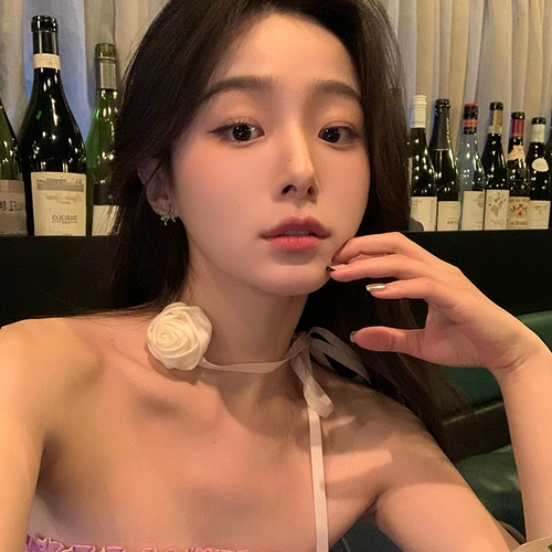 Изысканный ремень с розой в составе, лента, небольшое дизайнерское ожерелье, в цветочек, тренд сезона