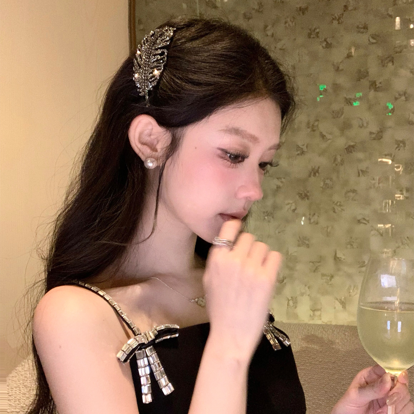 Exquisite and luxurious, sparkling diamond-encrusted feather hair comb for women with high crown, side clips, bangs clips, and hair accessories.