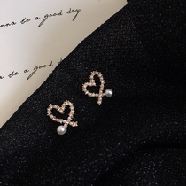 Korean personality irregular hollow heart pearl earrings Women exquisite diamond stud earrings Peach heart ear clip earrings E826